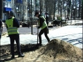 Посадили саженцы, начали перекладывать плитку: подрядчик устраняет недоработки в сквере Харченко