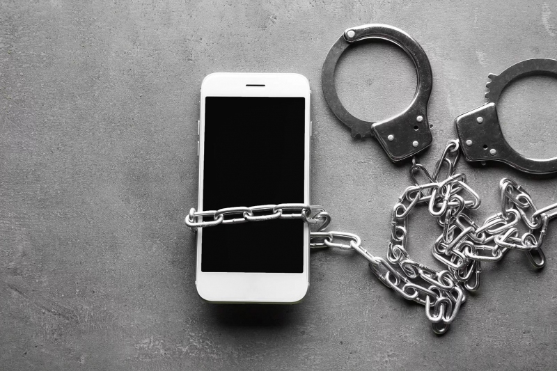Сотрудниками ОМВД России по г. Ельцу раскрыта кража сотового телефона из сетевого магазина