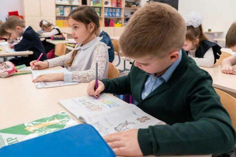 С первого сентября во всех российских школах введут федеральные основные образовательные программы (ФООП) по всем учебным предметам.