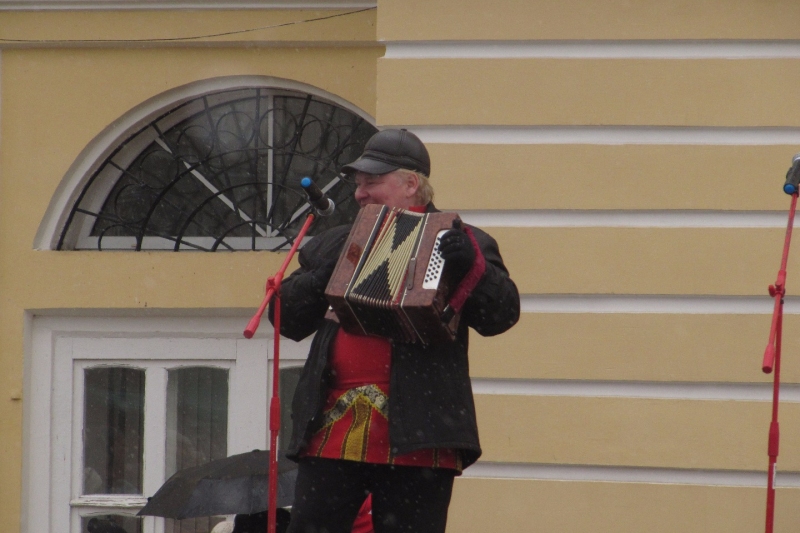 IMG_2139_гармонист на пл.Ленина